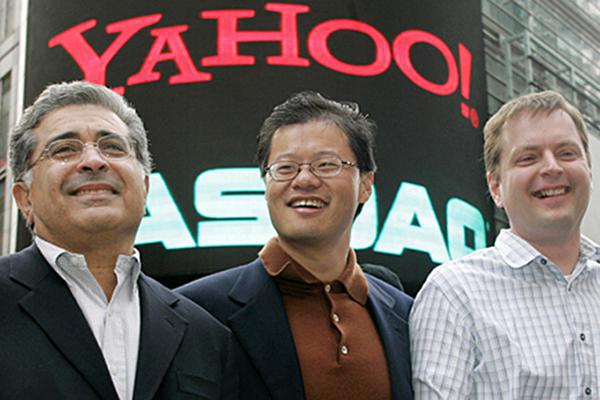 ▲特瑞·賽梅爾（左）、楊致遠（中）和大衛·費羅（右）在納斯達克(NASDAQ)的合影