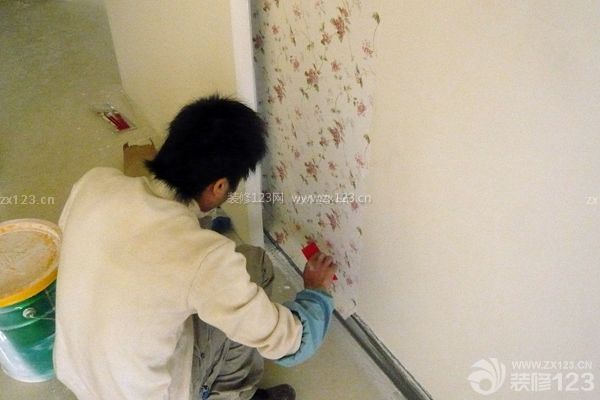 壁紙鋪貼注意事項(xiàng)之鋪貼時(shí) 