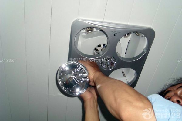 浴霸燈泡安裝注意事項三：安裝不宜過低